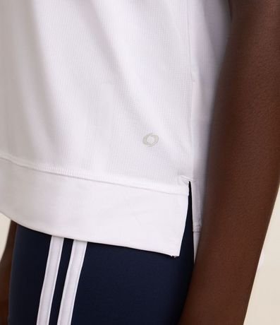 Remera Deportiva en Microfibra Agujerada con Bajo Mullet 3