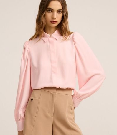 Camisa en Crepé con Botón Diferenciado y Manga Abullonada