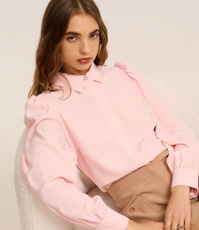 Camisa en Crepé con Botón Diferenciado y Manga Abullonada 4