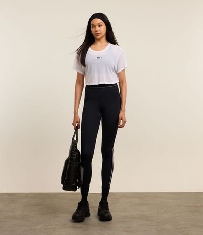Remera Cropped Deportiva en Microfibra Texturizada y Estampa On 2