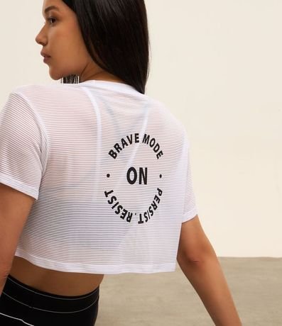 Remera Cropped Deportiva en Microfibra Texturizada y Estampa On 3