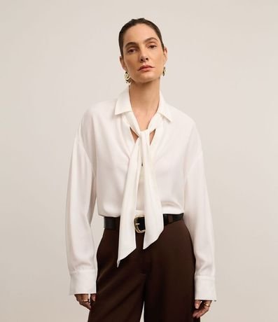 Camisa en Crepé con Cuello Lazo y Manga Larga