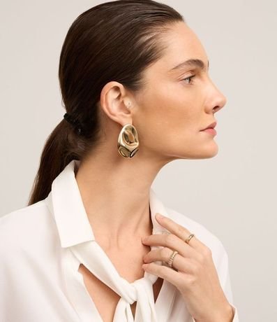 Camisa en Crepé con Cuello Lazo y Manga Larga 4