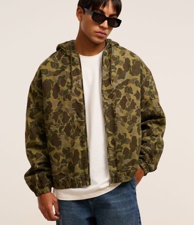 Campera en Sarga con Sisa Deslocada y Estampa Camuflada
