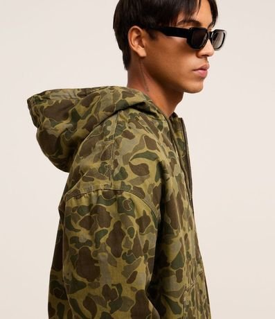 Campera en Sarga con Sisa Deslocada y Estampa Camuflada 4