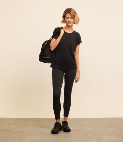 Remera Deportiva en Microfibra con Agujeritos y Contraste 2