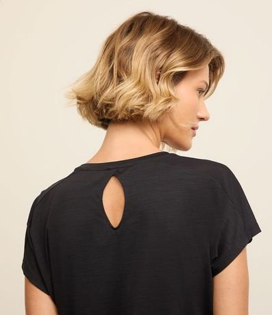 Remera Deportiva en Microfibra con Agujeritos y Contraste 3