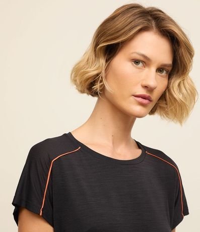 Remera Deportiva en Microfibra con Agujeritos y Contraste 4