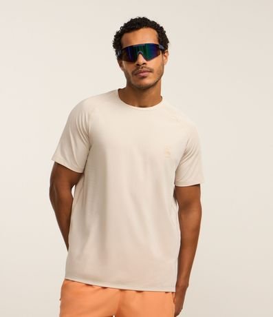 Remera Deportiva con Tecnologia Dry y Estampa Localizada 1