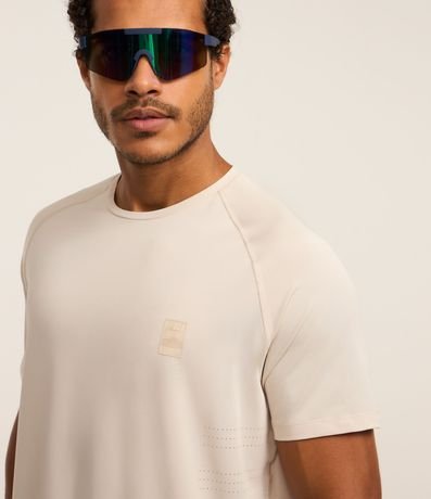 Remera Deportiva con Tecnologia Dry y Estampa Localizada 3