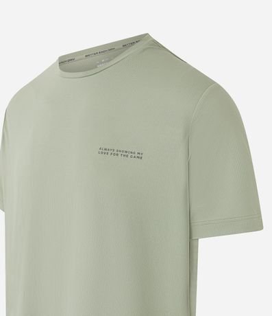 Remera Deportiva en Tecnologia Dry con Estampa Lettering Texturizada 9