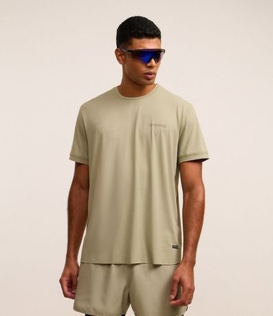 Remera Deportiva en Tecnologia Dry con Estampa Lettering Texturizada