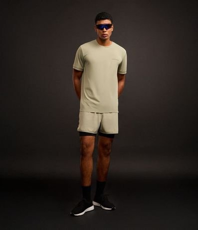 Remera Deportiva en Tecnologia Dry con Estampa Lettering Texturizada 2