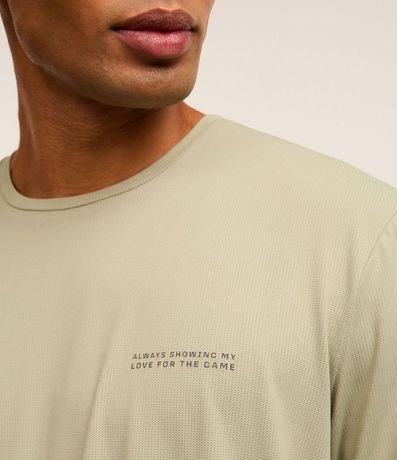 Remera Deportiva en Tecnologia Dry con Estampa Lettering Texturizada 3