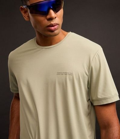 Remera Deportiva en Tecnologia Dry con Estampa Lettering Texturizada 4