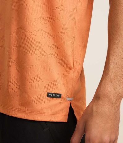 Remera Deportiva con Tecnologia Dry y Estampa Jacquard 4