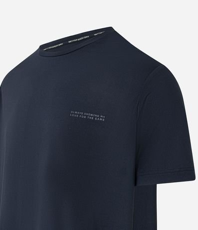 Remera Deportiva en Tecnologia Dry con Estampa Lettering Texturizada 8