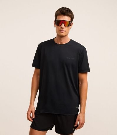 Remera Deportiva en Tecnologia Dry con Estampa Lettering Texturizada