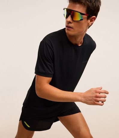 Remera Deportiva en Tecnologia Dry con Estampa Lettering Texturizada 3