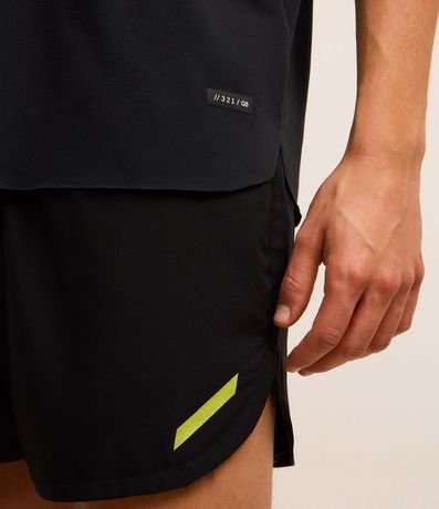 Remera Deportiva en Tecnologia Dry con Estampa Lettering Texturizada 4