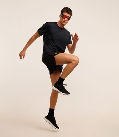 Remera Deportiva en Tecnologia Dry con Estampa Lettering Texturizada 5