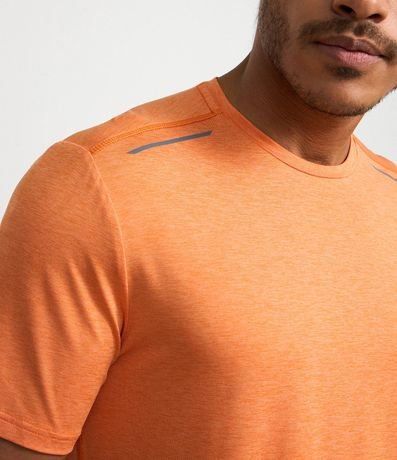 Remera Deportiva con Tecnologia Dry y Detalles Reflectantes 3