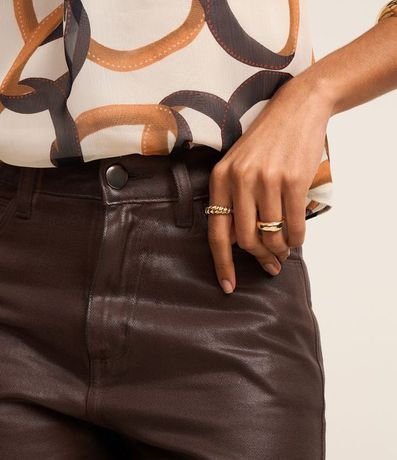 Pantalón Recto en Jeans Resinado con Cintura Alta 4