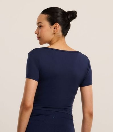 Remera Cropped Deportiva en Microfibra con Toque Suave 4