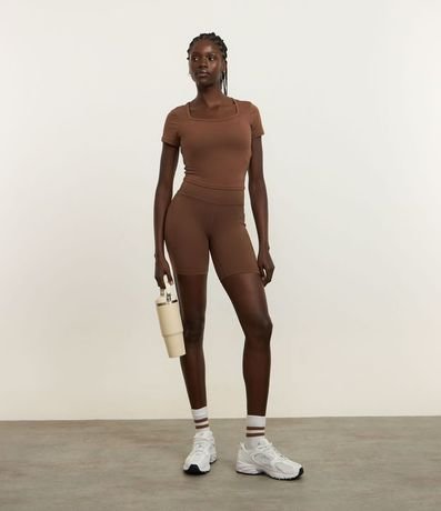 Remera Cropped Deportiva en Microfibra con Toque Suave 2