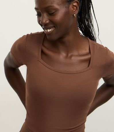 Remera Cropped Deportiva en Microfibra con Toque Suave 3