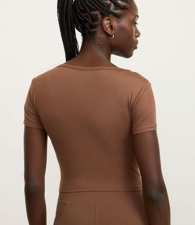 Remera Cropped Deportiva en Microfibra con Toque Suave 4