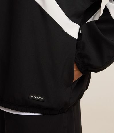 Campera Cuello Alto con Recortes Contrastantes 3