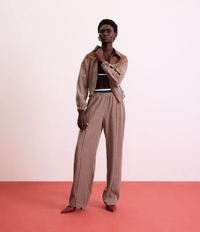 Pantalón Recto en Sastrería de Cuadros y Detalle Contrastante en el Lateral