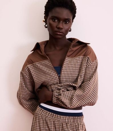 Pantalón Recto en Sastrería de Cuadros y Detalle Contrastante en el Lateral 2