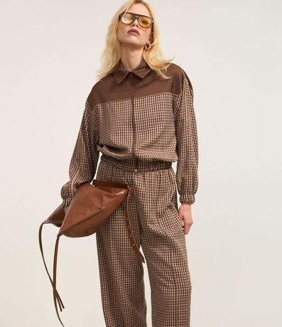 Pantalón Recto en Sastrería de Cuadros y Detalle Contrastante en el Lateral 4