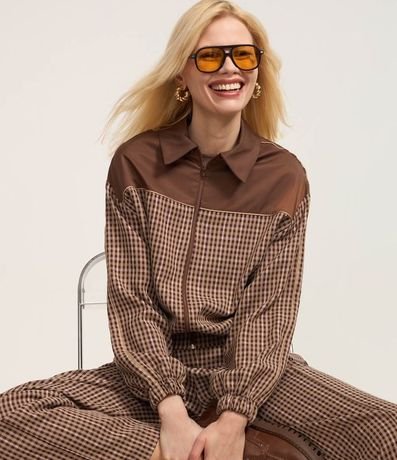 Pantalón Recto en Sastrería de Cuadros y Detalle Contrastante en el Lateral 7