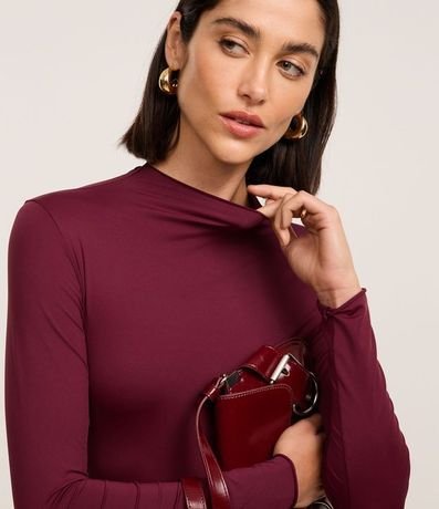 Blusa en Microfibra de Corte a Hilo con Cuello Alto 3