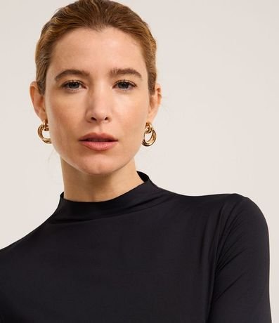 Blusa en Microfibra de Corte a Hilo con Cuello Alto 4