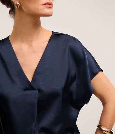 Blusa Suelta y Satinada con Pliegue Delantero 3