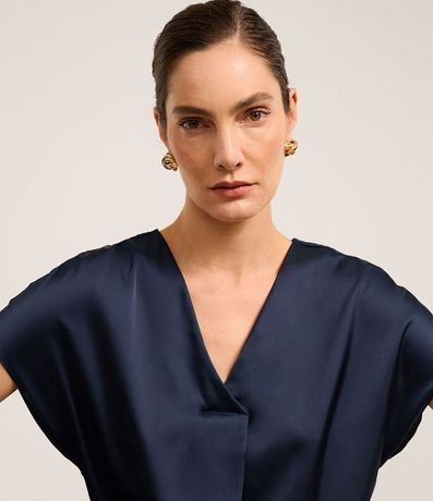 Blusa Suelta y Satinada con Pliegue Delantero 4