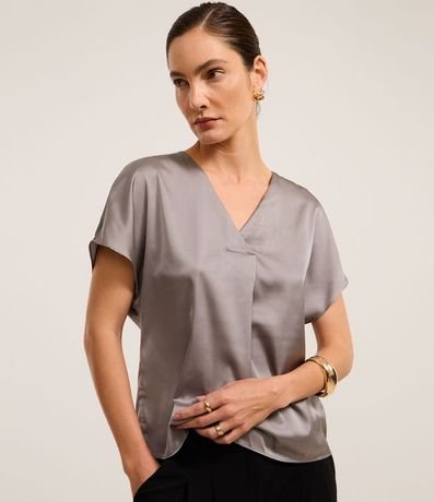Blusa Suelta y Satinada con Pliegue Delantero 2
