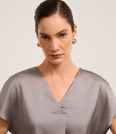Blusa Suelta y Satinada con Pliegue Delantero 4