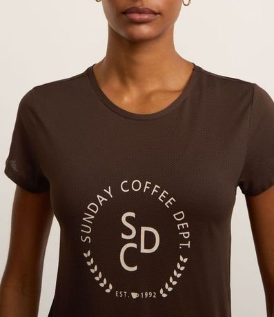 Remera Deportiva en Microfibra Texturizada con Estampa Sunday Coffee 4