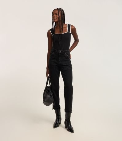 Pantalón Mom Jeans con Bolsillo Carpinteiro y Detalle Desteñido