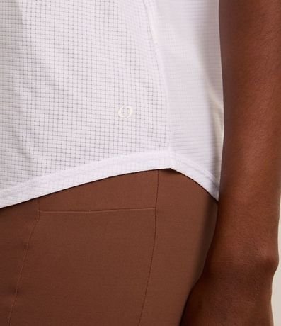 Musculosa Deportiva en Microfibra Texturizada y Bajo Redondeado 3