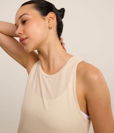 Musculosa Deportiva en Microfibra Texturizada y Bajo Redondeado 3