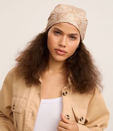 Pañuelo Cuadrado en Satén con Estampa Paisley