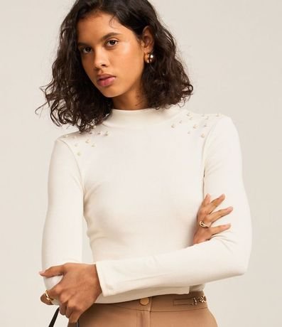 Blusa en Rib con Cuello Alto y Perlas en los Hombros