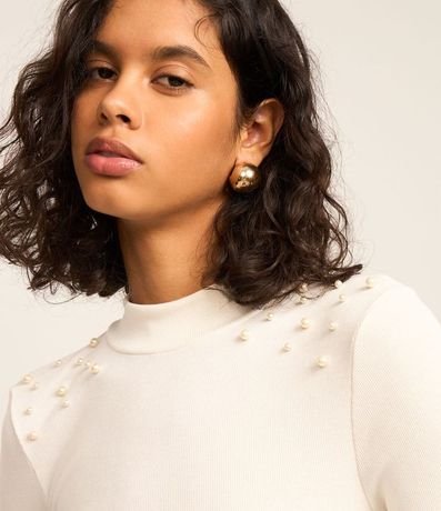 Blusa en Rib con Cuello Alto y Perlas en los Hombros 4