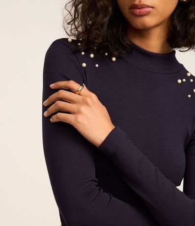 Blusa en Rib con Cuello Alto y Perlas en los Hombros 3